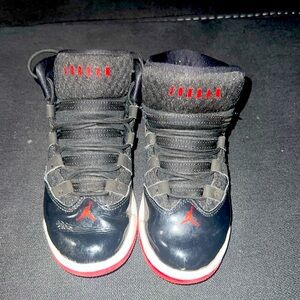 Jordan Max Aura PS black gym red shoes